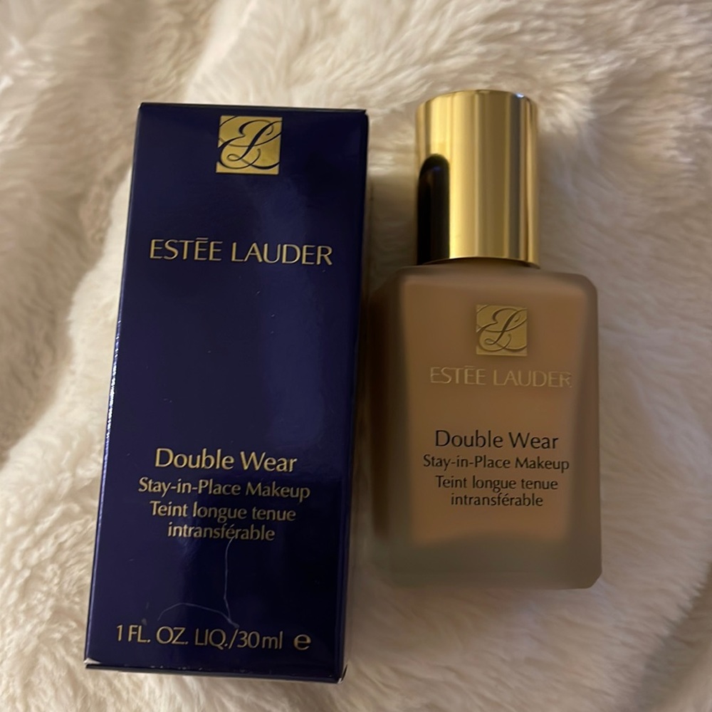 Estée Lauder Double-Wear foundation in shade 2N2 buff